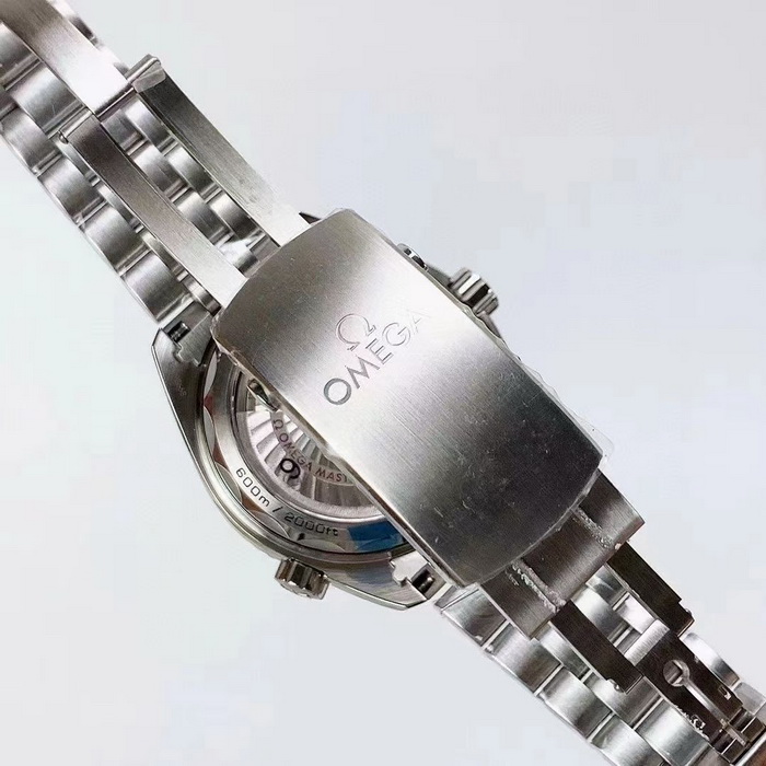 Introduction to the VS Factory Omega Seamaster 600 (215.30.44.21.01.001) Replica Watch 第8张