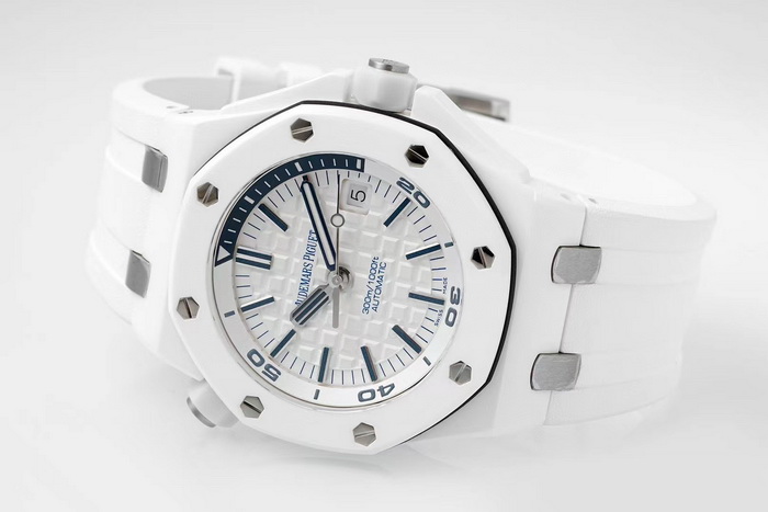 Introduction to APS Factory Replica AP 15707 Royal Oak Offshore White Ceramic Watch 第3张