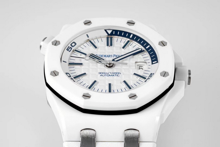 Introduction to APS Factory Replica AP 15707 Royal Oak Offshore White Ceramic Watch 第5张