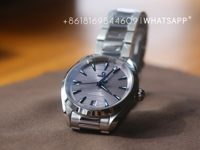 Top replica Omega Seamaster AQUA TERRA 150M 220.10.41.21.06.001 (gray) watch image 第4张